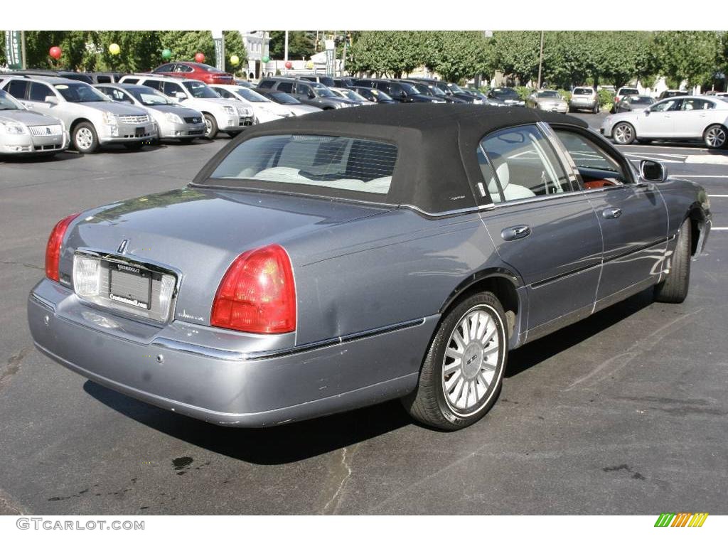 2004 Town Car Executive - Medium Steel Blue Metallic / Dark Stone/Medium Light Stone photo #5