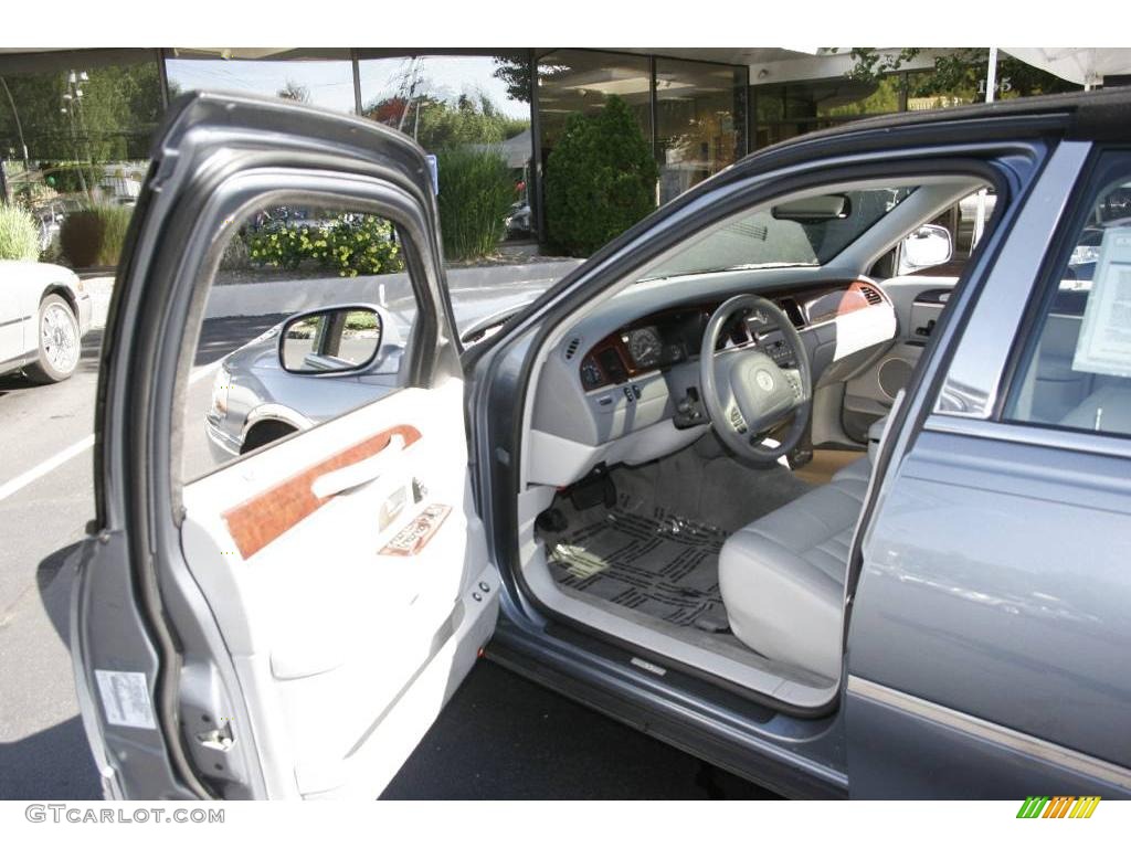 2004 Town Car Executive - Medium Steel Blue Metallic / Dark Stone/Medium Light Stone photo #10