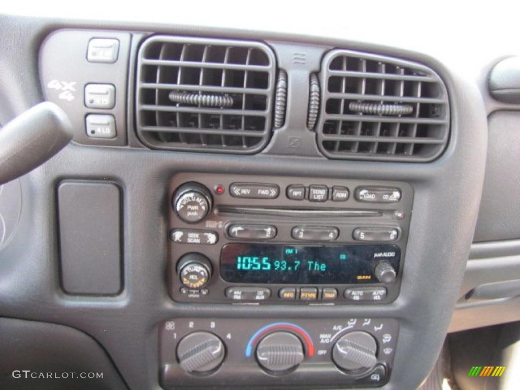 2003 S10 LS ZR5 Crew Cab 4x4 - Summit White / Graphite photo #17