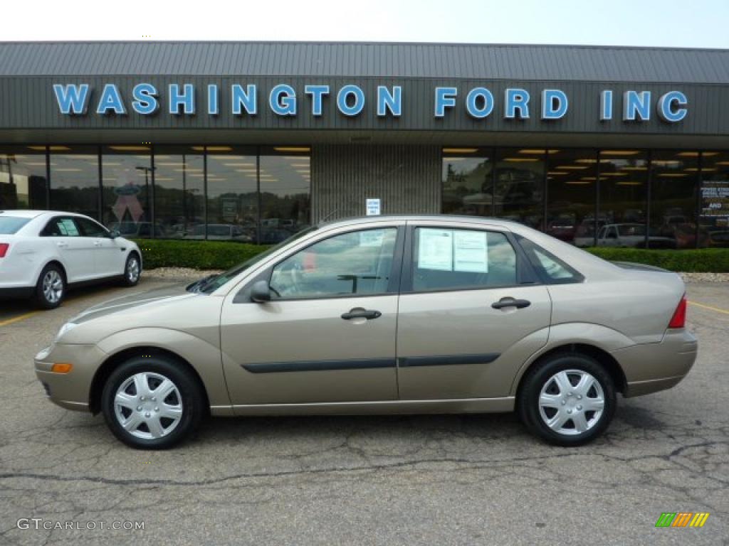 2005 Focus ZX4 S Sedan - Arizona Beige Metallic / Dark Pebble/Light Pebble photo #1