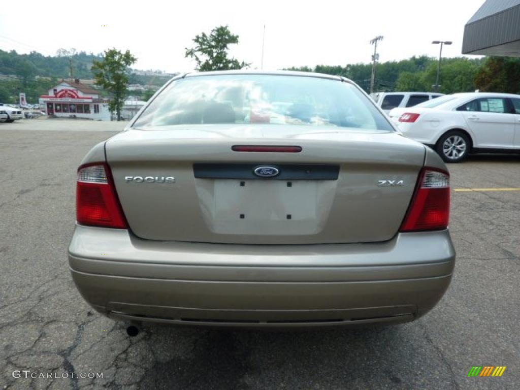 2005 Focus ZX4 S Sedan - Arizona Beige Metallic / Dark Pebble/Light Pebble photo #3