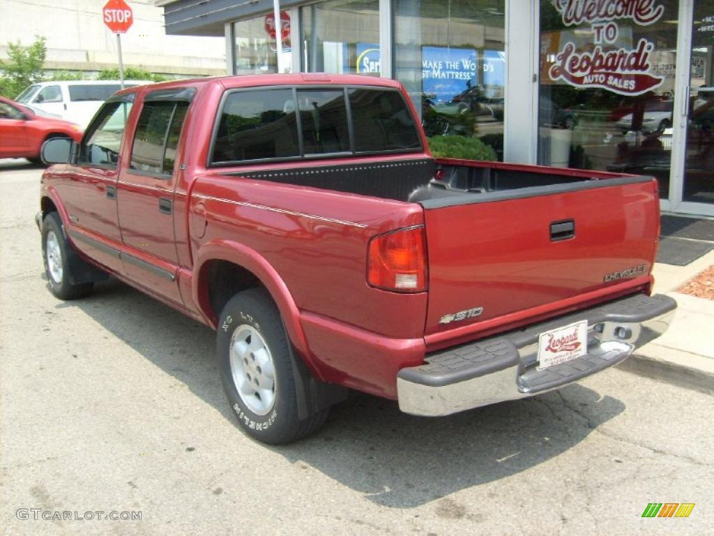 2002 S10 LS Crew Cab 4x4 - Dark Cherry Red Metallic / Graphite photo #3