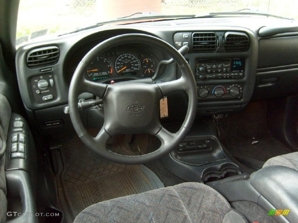 2002 S10 LS Crew Cab 4x4 - Dark Cherry Red Metallic / Graphite photo #14