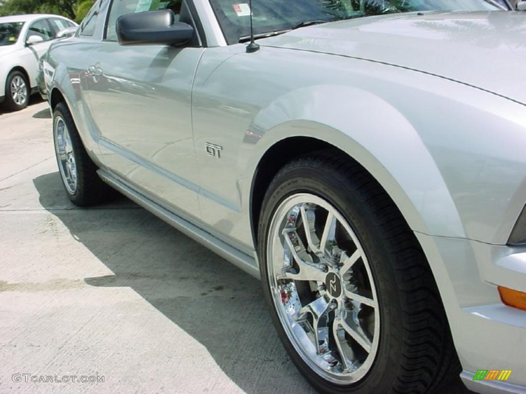 2008 Mustang GT Premium Coupe - Brilliant Silver Metallic / Dark Charcoal photo #2