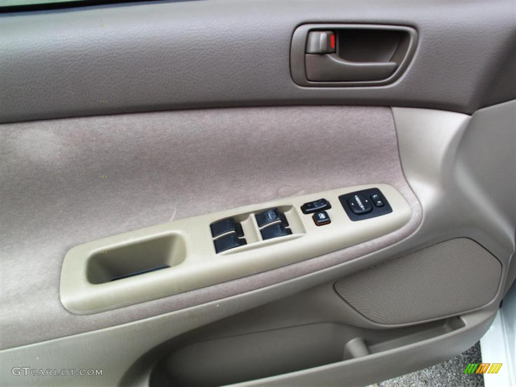 2003 Camry LE - Super White / Stone photo #15