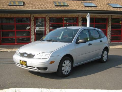 2005 Ford Focus ZX5 S Hatchback Data, Info and Specs