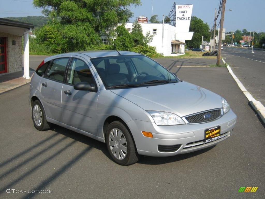 2005 Focus ZX5 S Hatchback - CD Silver Metallic / Dark Flint/Light Flint photo #2