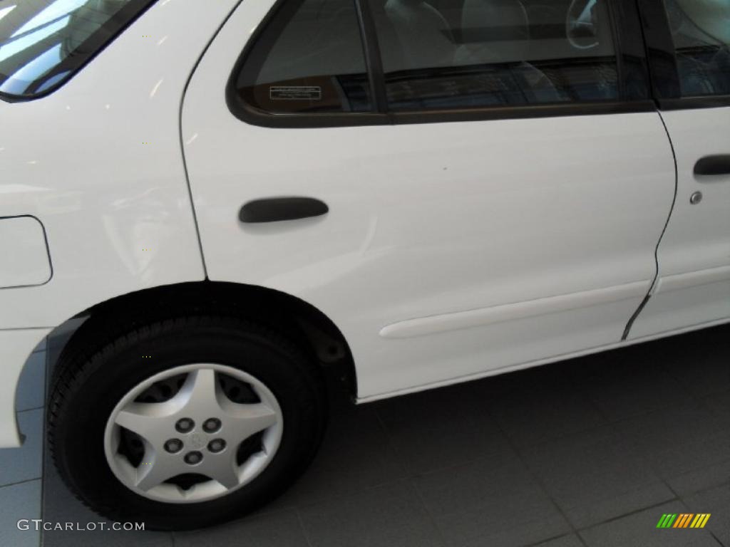 2001 Cavalier LS Sedan - Bright White / Graphite photo #9