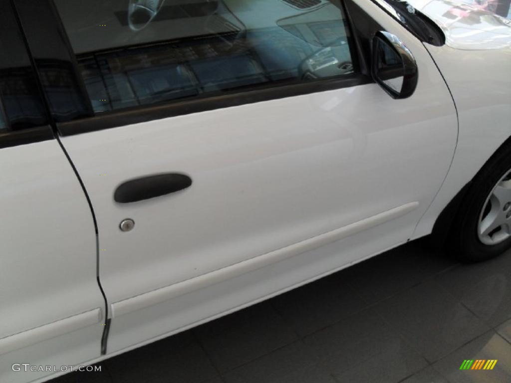 2001 Cavalier LS Sedan - Bright White / Graphite photo #10
