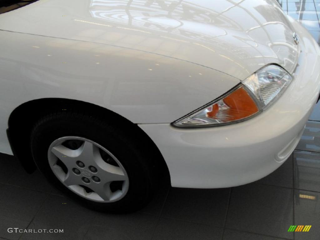 2001 Cavalier LS Sedan - Bright White / Graphite photo #11