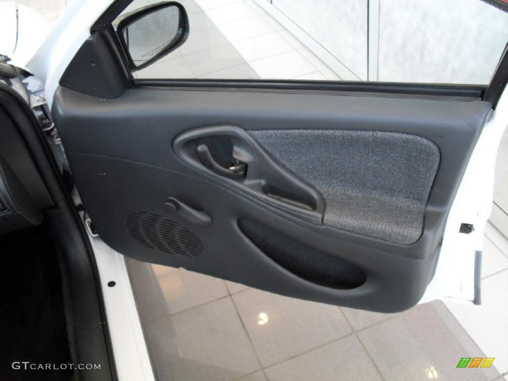 2001 Cavalier LS Sedan - Bright White / Graphite photo #17