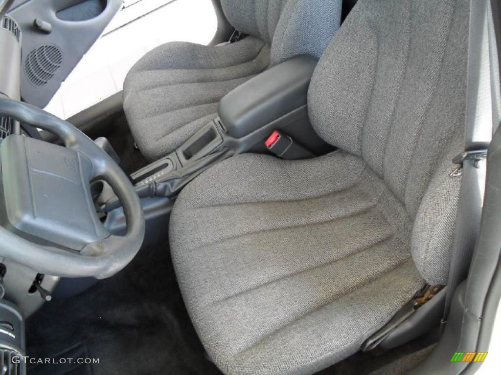 2001 Cavalier LS Sedan - Bright White / Graphite photo #19