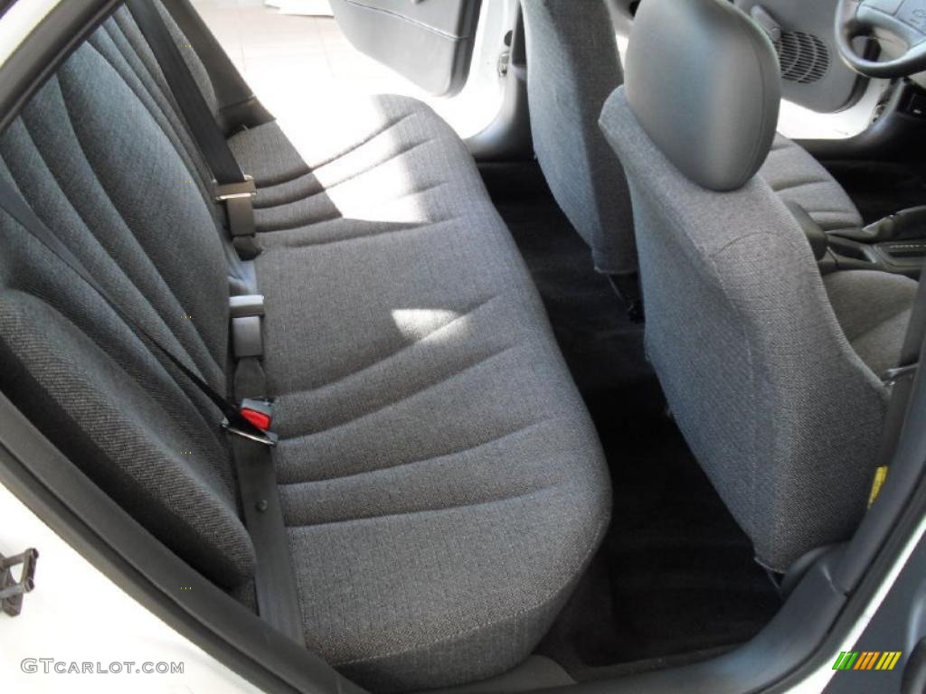 2001 Cavalier LS Sedan - Bright White / Graphite photo #21