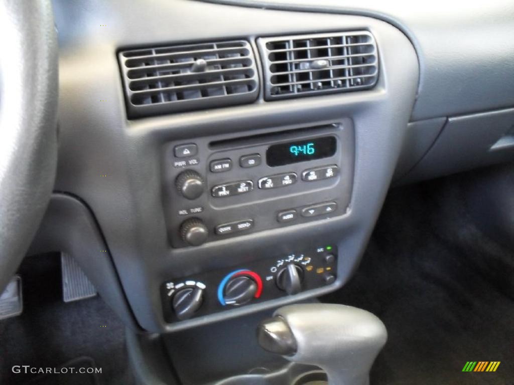 2001 Cavalier LS Sedan - Bright White / Graphite photo #25