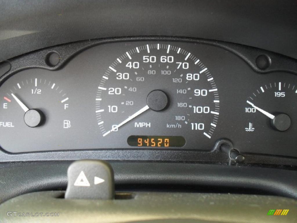 2001 Cavalier LS Sedan - Bright White / Graphite photo #27