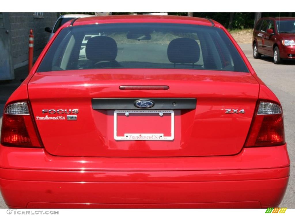 2006 Focus ZX4 SE Sedan - Infra-Red / Dark Flint/Light Flint photo #10