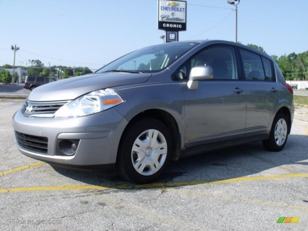 2010 Versa 1.8 S Hatchback - Magnetic Gray Metallic / Charcoal photo #1