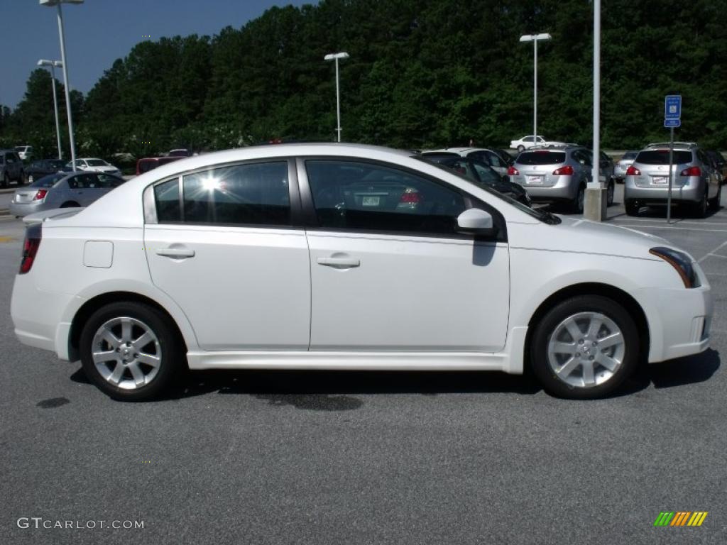 2010 Sentra 2.0 SR - Aspen White / Charcoal photo #6