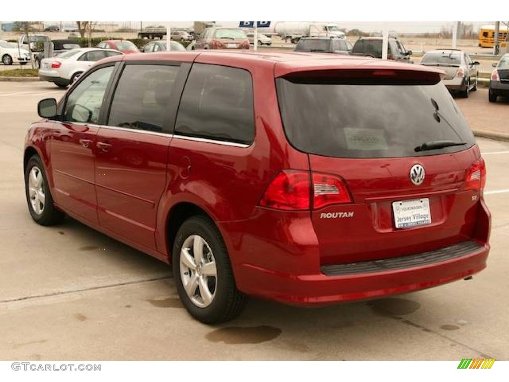 2009 Routan SE - Pomegranate Red Metallic / Aero Grey photo #3