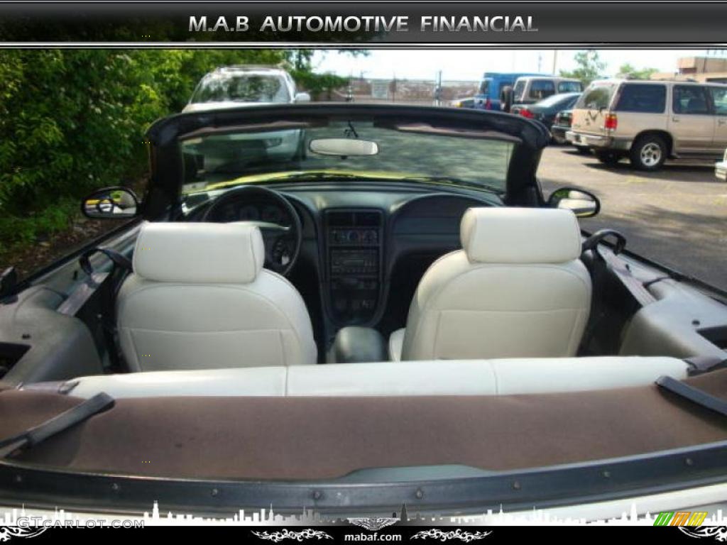 2002 Mustang V6 Convertible - Zinc Yellow / Oxford White photo #17