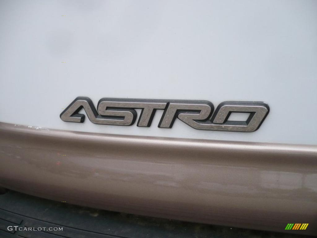 2000 Astro LS AWD Passenger Van - Ivory White / Neutral photo #11