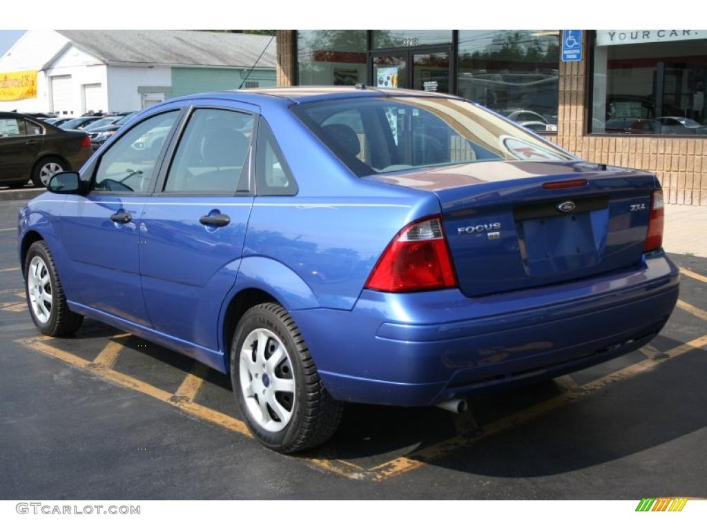 2005 Focus ZX4 SE Sedan - French Blue Metallic / Dark Flint/Light Flint photo #12