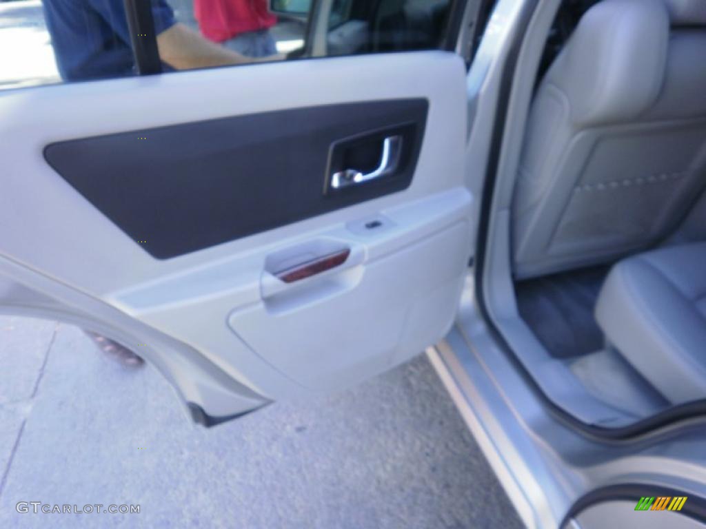 2004 SRX V6 - Light Platinum Metallic / Light Neutral photo #15