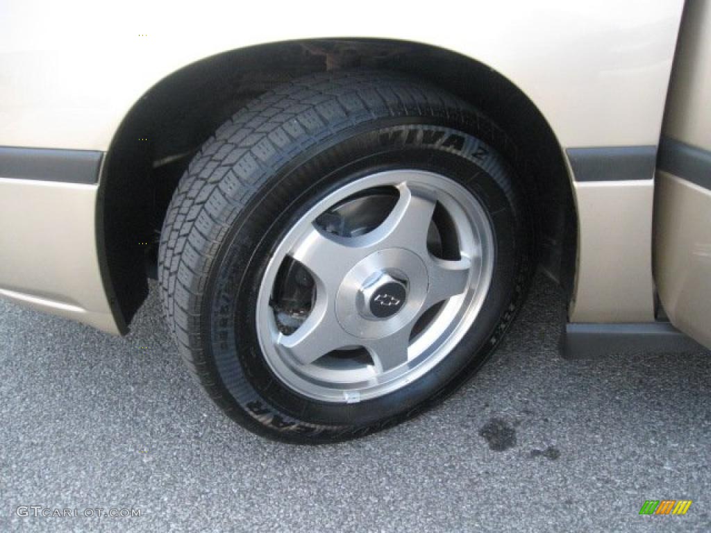 2004 Impala  - Sandstone Metallic / Medium Gray photo #11