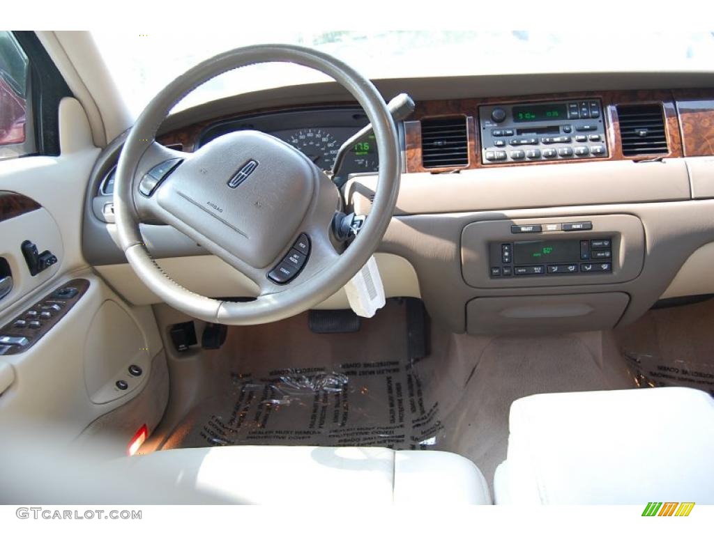 1999 Town Car Executive - Cordovan Metallic / Light Parchment photo #3
