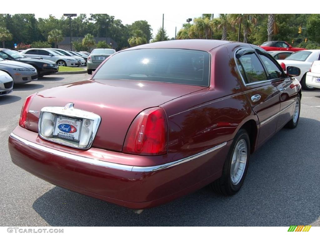 1999 Town Car Executive - Cordovan Metallic / Light Parchment photo #15