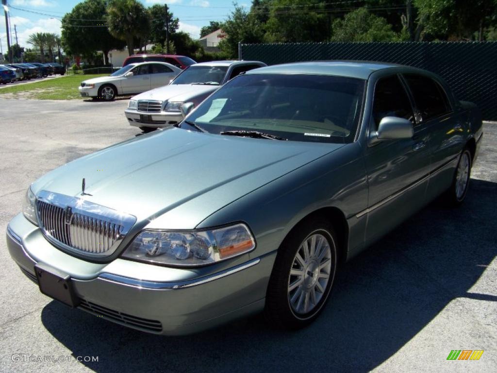 2004 Light Tundra Metallic Lincoln Town Car Ultimate #32683001