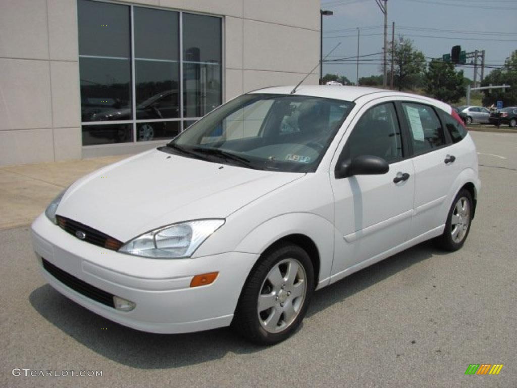 2002 Focus ZX5 Hatchback - Cloud 9 White / Medium Graphite photo #2