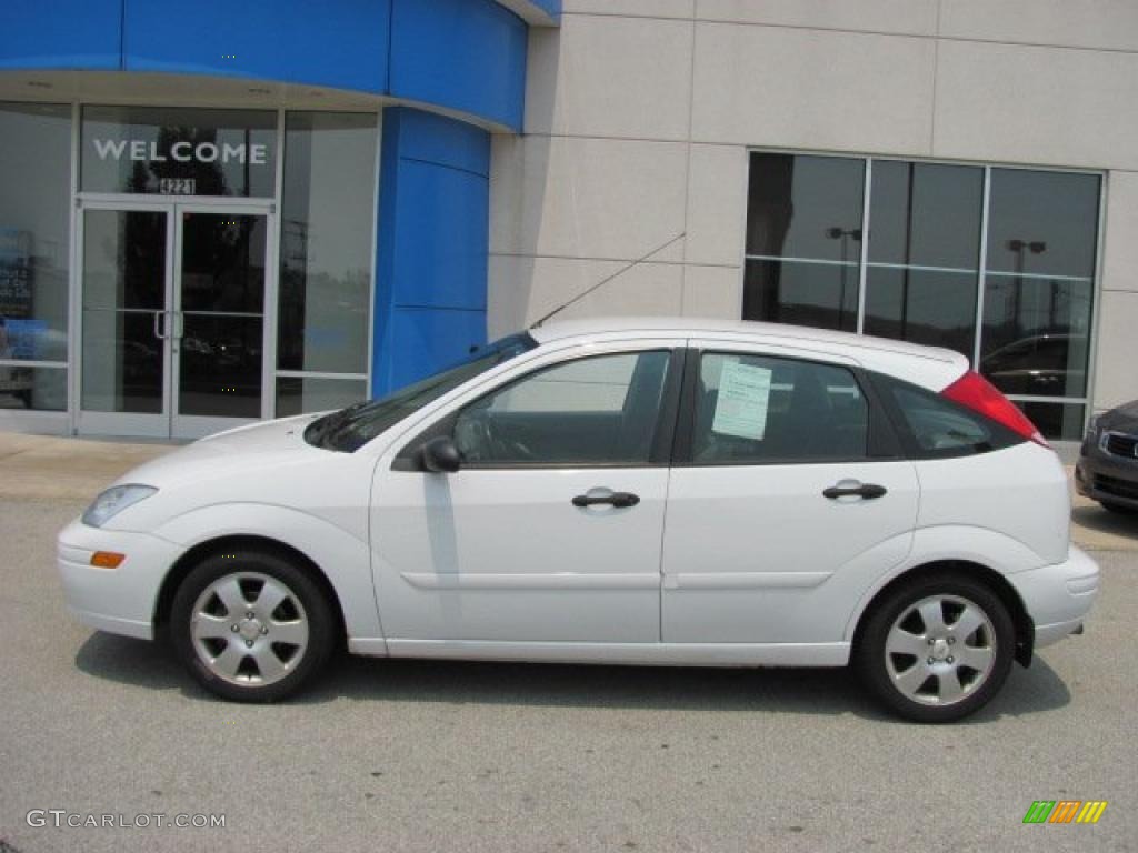 2002 Focus ZX5 Hatchback - Cloud 9 White / Medium Graphite photo #3