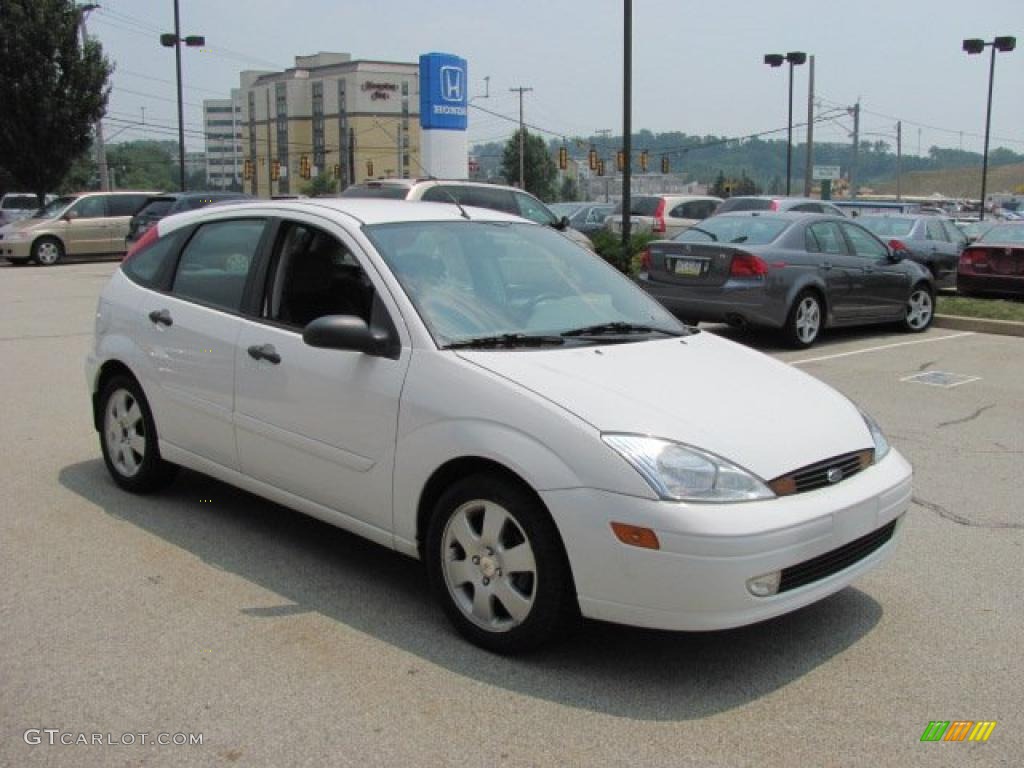 2002 Focus ZX5 Hatchback - Cloud 9 White / Medium Graphite photo #6