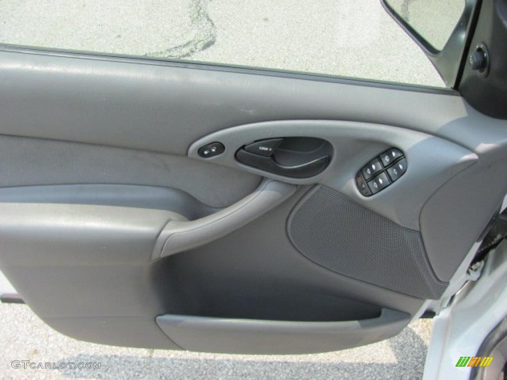 2002 Focus ZX5 Hatchback - Cloud 9 White / Medium Graphite photo #10