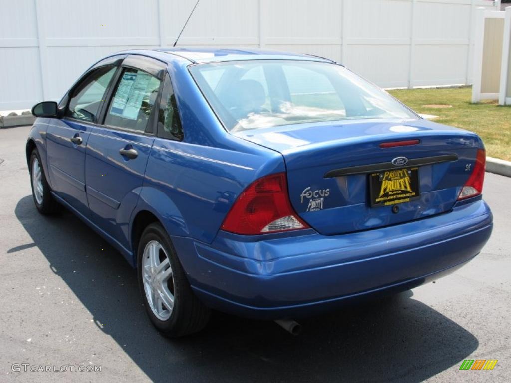 2002 Focus SE Sedan - Malibu Blue Metallic / Medium Graphite photo #2