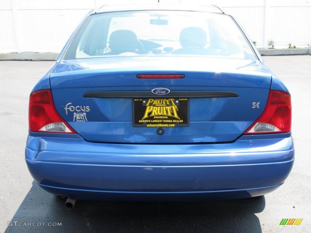2002 Focus SE Sedan - Malibu Blue Metallic / Medium Graphite photo #7