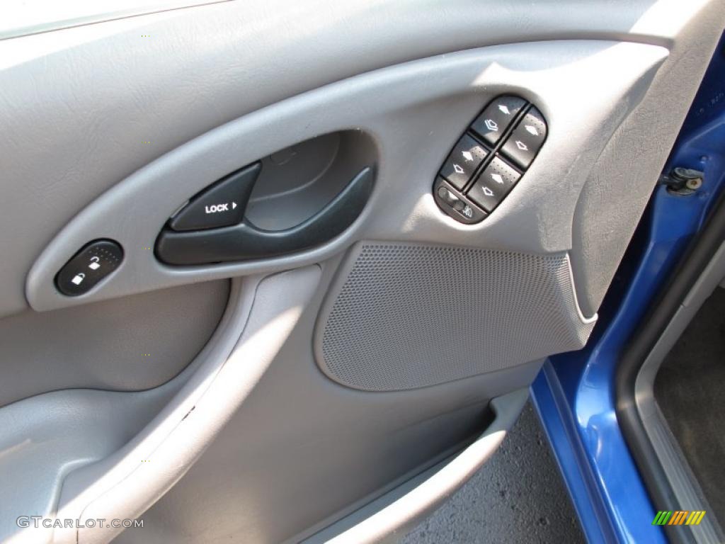 2002 Focus SE Sedan - Malibu Blue Metallic / Medium Graphite photo #9