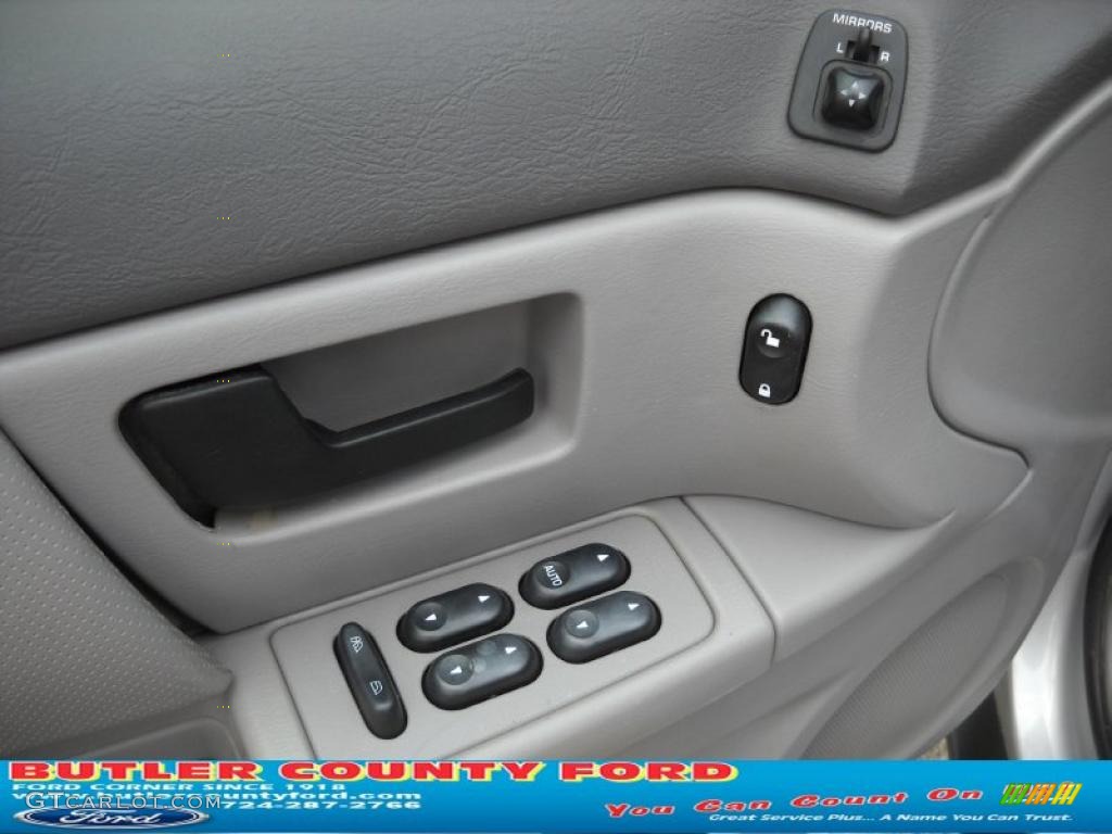 2004 Taurus SE Wagon - Silver Frost Metallic / Medium Graphite photo #22