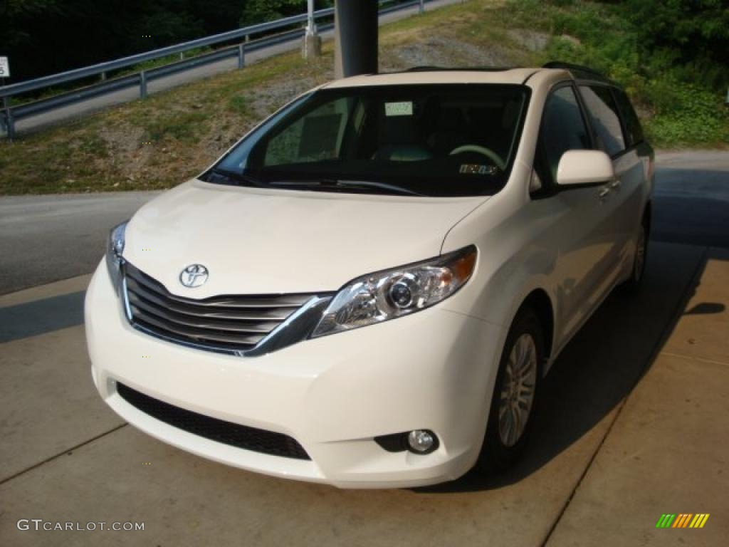 2011 Sienna XLE - Super White / Bisque photo #5