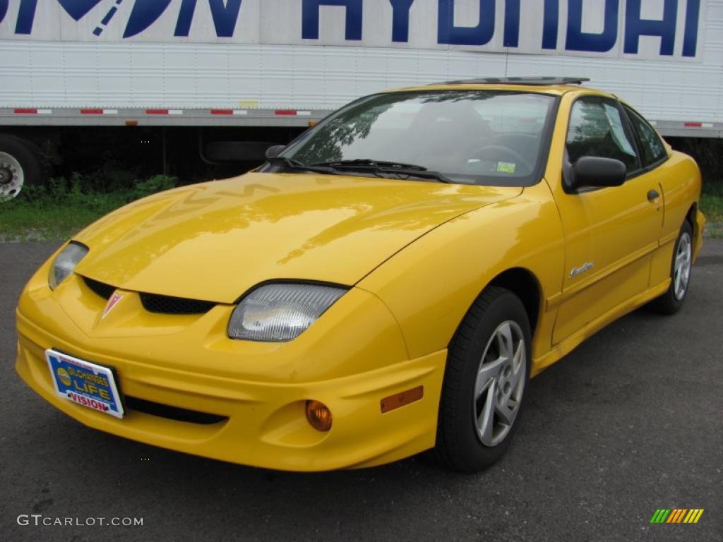 2002 Sunfire SE Coupe - Yellow / Graphite photo #1