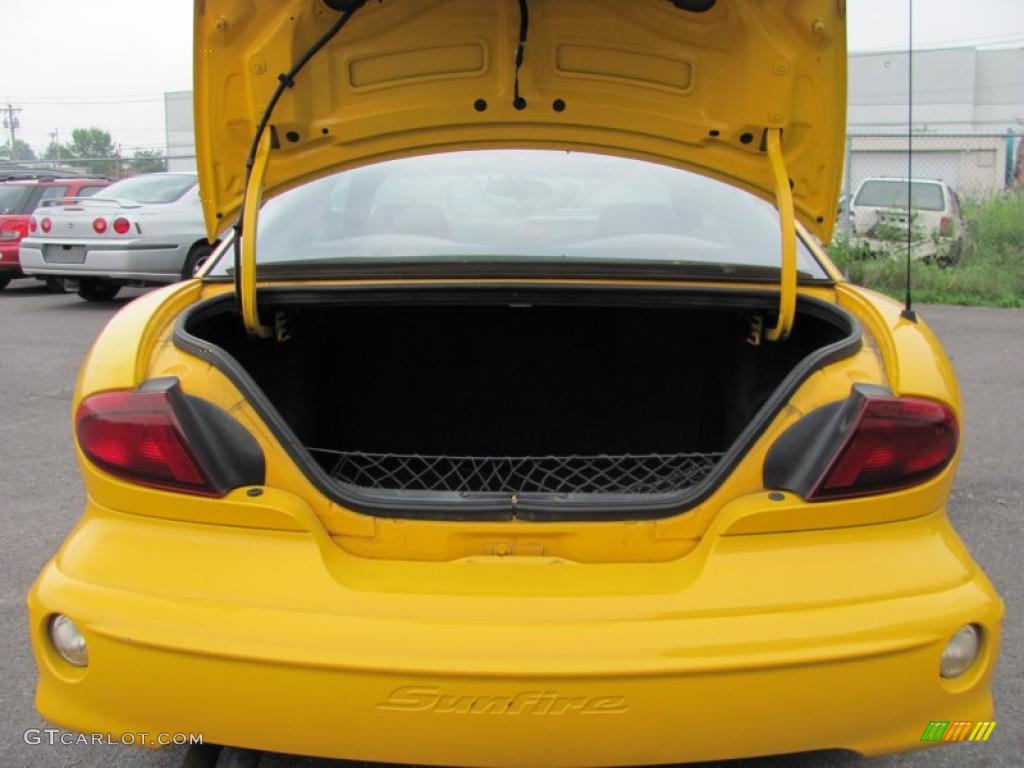 2002 Sunfire SE Coupe - Yellow / Graphite photo #6