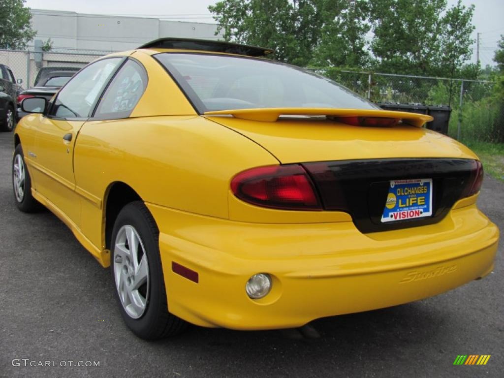 2002 Sunfire SE Coupe - Yellow / Graphite photo #12