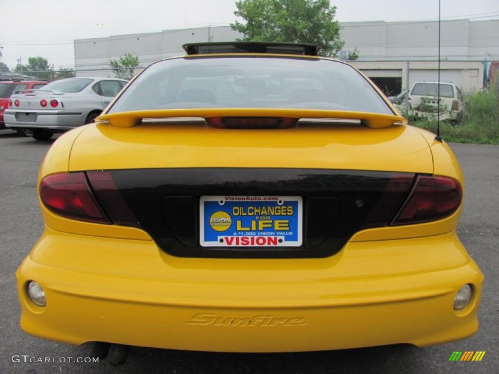 2002 Sunfire SE Coupe - Yellow / Graphite photo #13