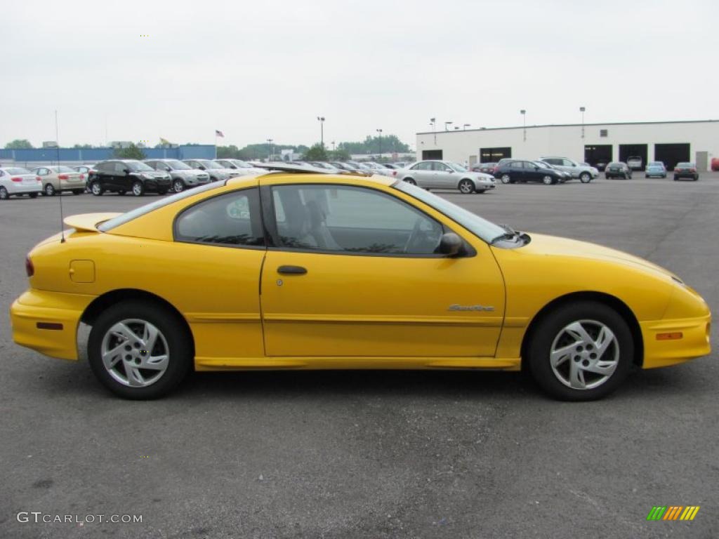 2002 Sunfire SE Coupe - Yellow / Graphite photo #14
