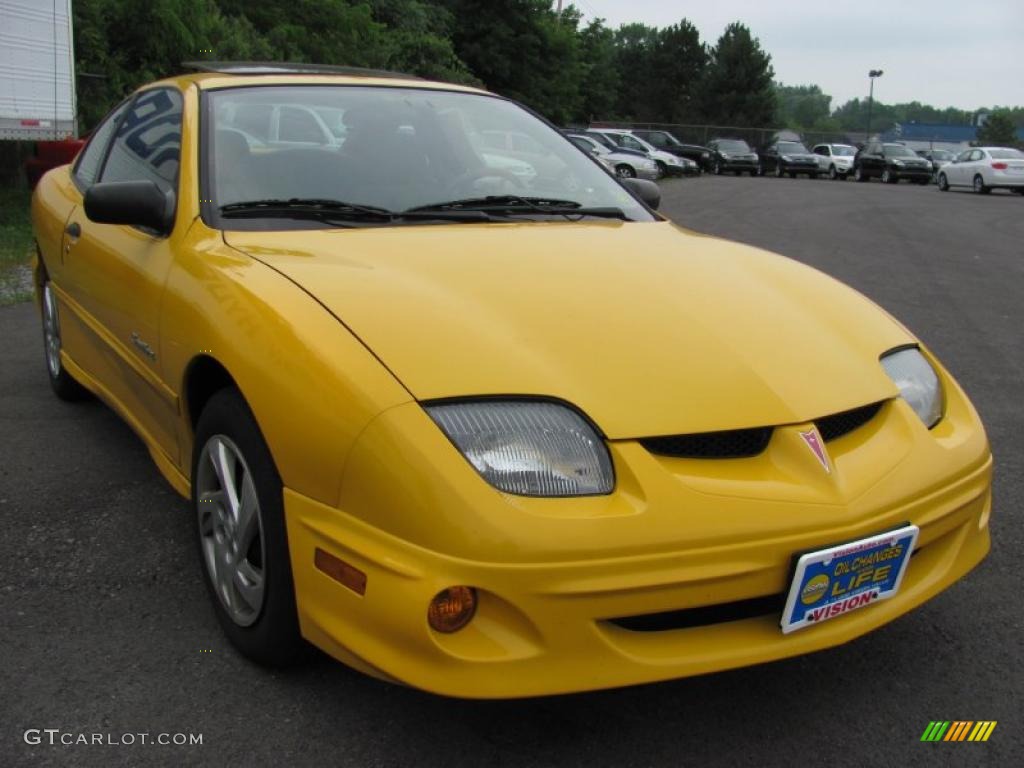 2002 Sunfire SE Coupe - Yellow / Graphite photo #15