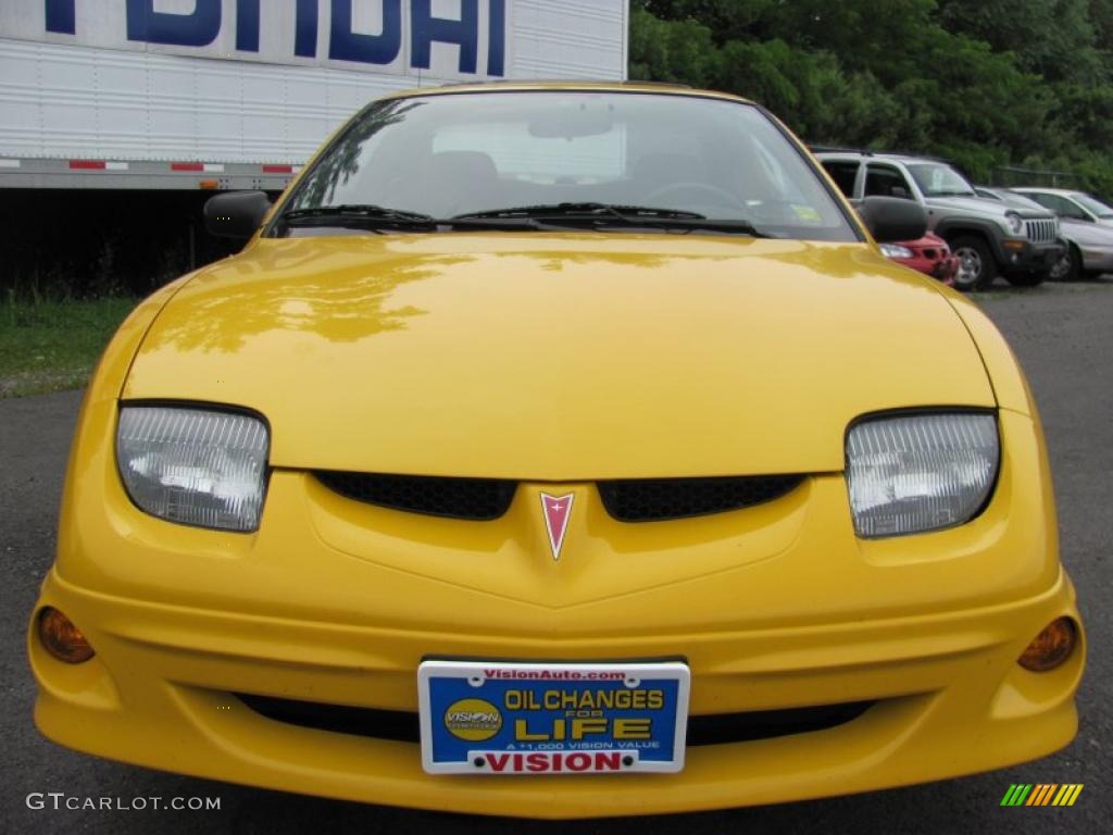 2002 Sunfire SE Coupe - Yellow / Graphite photo #16