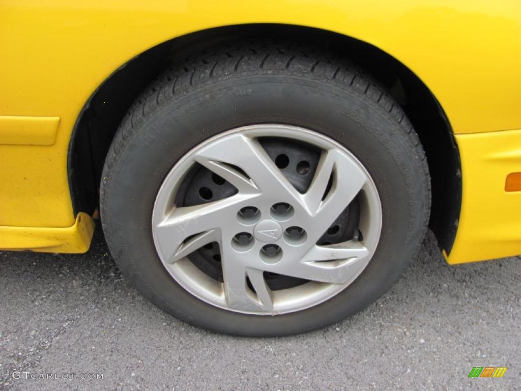 2002 Sunfire SE Coupe - Yellow / Graphite photo #17