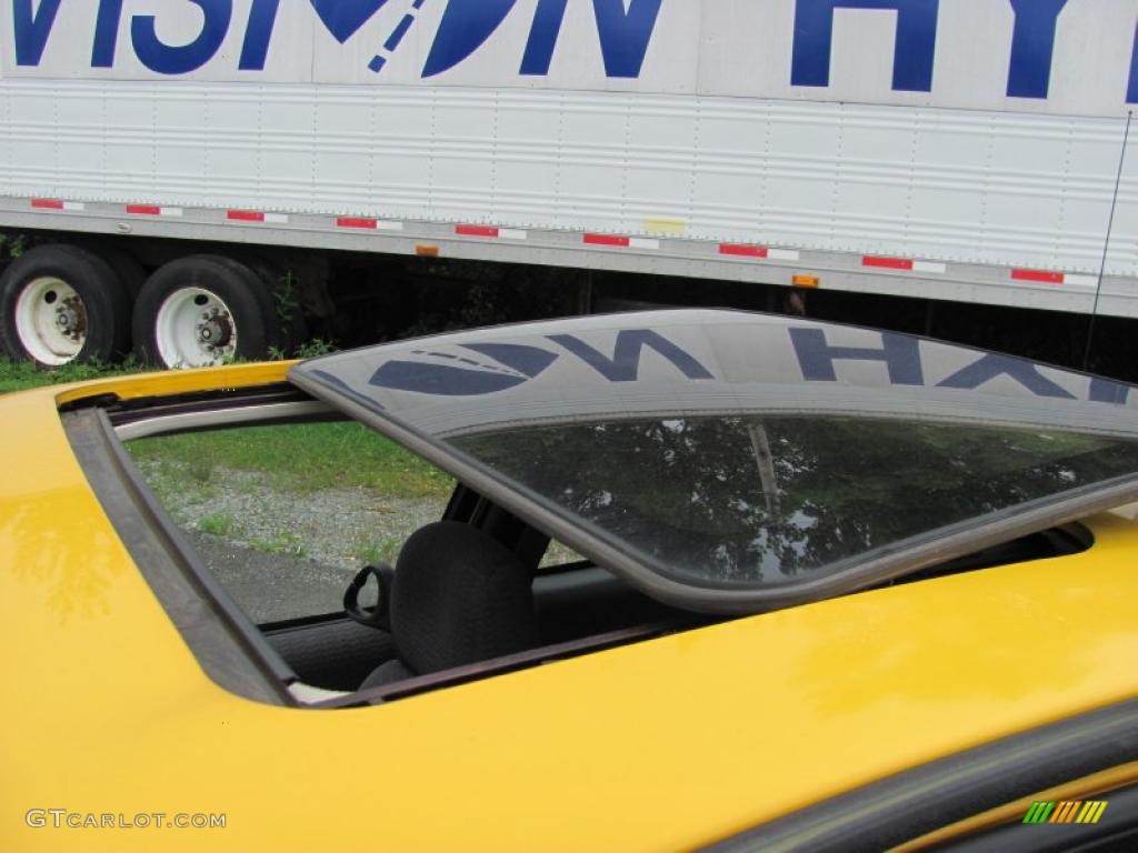 2002 Sunfire SE Coupe - Yellow / Graphite photo #18