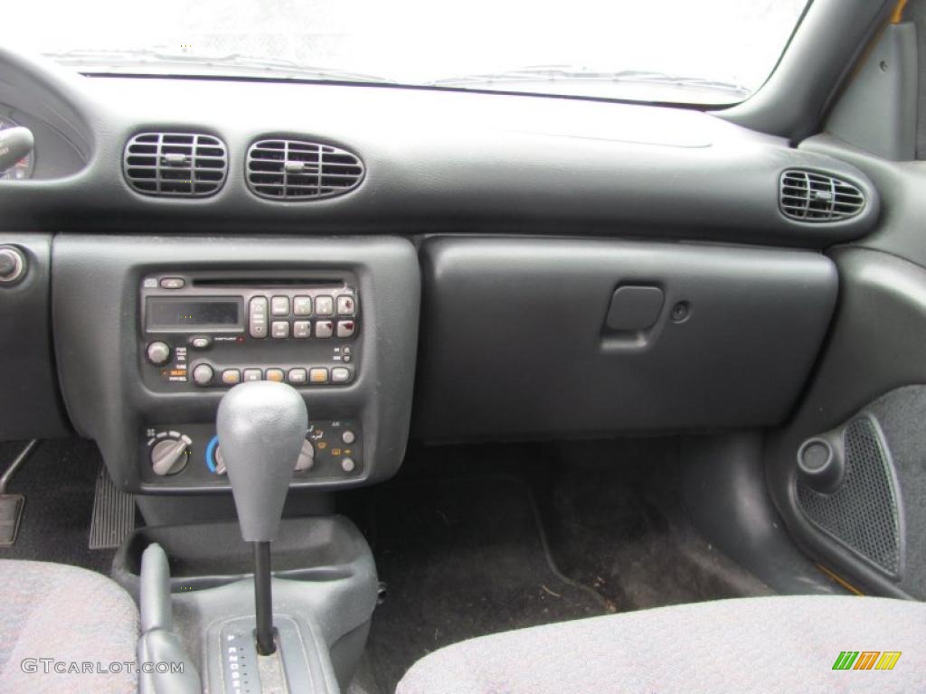 2002 Sunfire SE Coupe - Yellow / Graphite photo #19